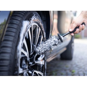 Felgenbürste Mikrofaser mit Spritzschutz reinigt Felge am Auto. Autopflege für glänzende Felgen.