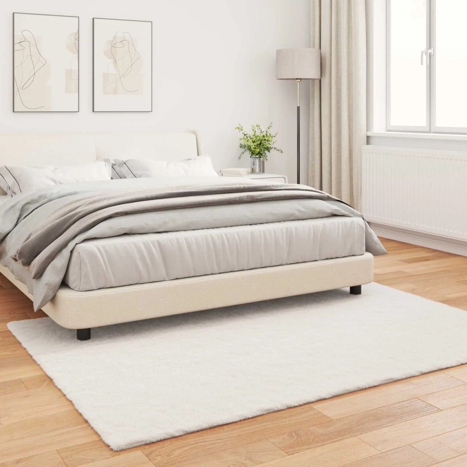 Rechteckiger, creme-weißer vidaXL Kunstfell Teppich (120x170 cm) im Schlafzimmer.