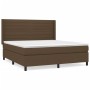 Dunkelbraunes Boxspringbett 180x200 cm mit Matratze und Kopfteil aus Stoff.