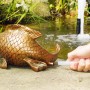 Heissner Teichfigur Großer Fisch aus Polyresin in Kupferoptik mit Schlauchanschluss.