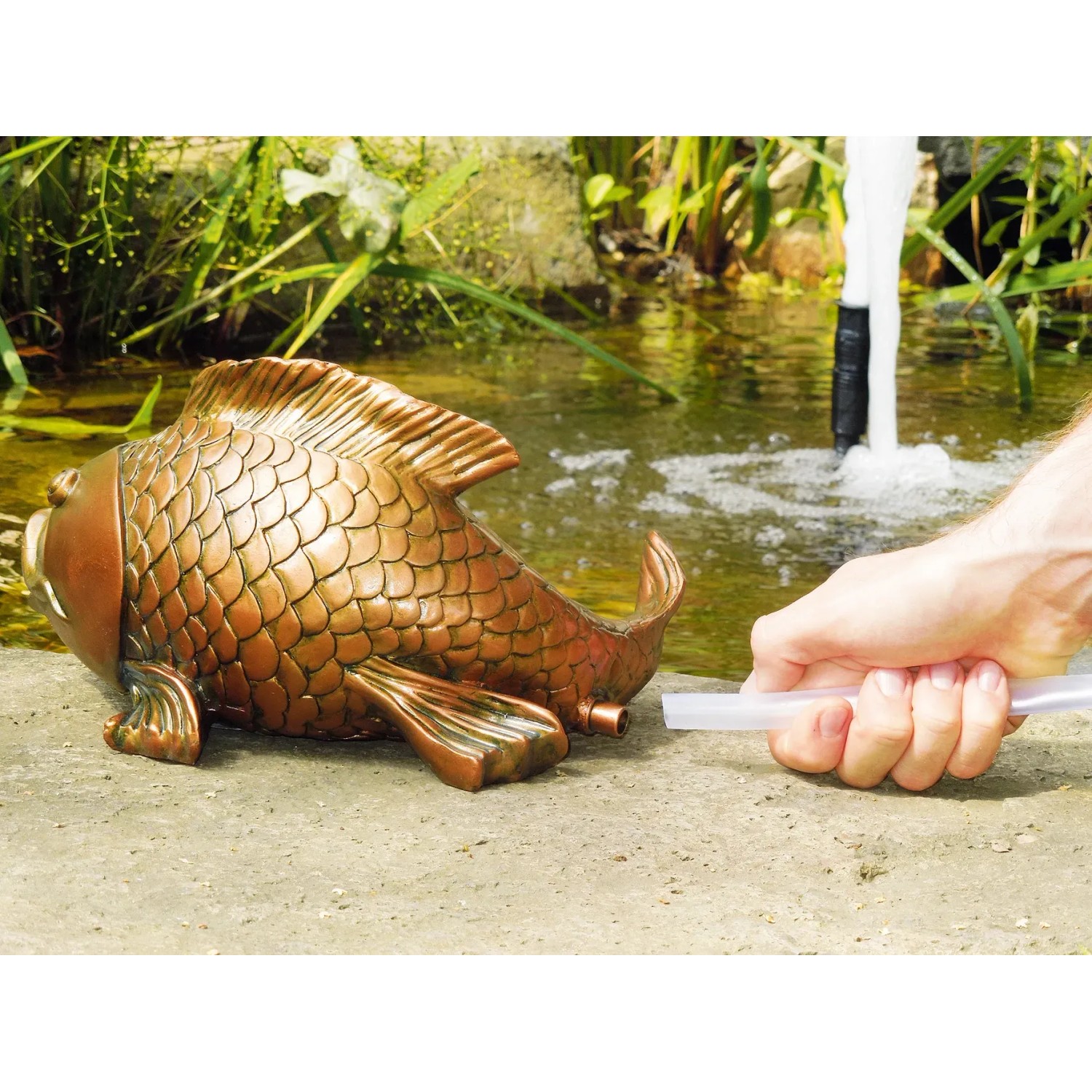 Heissner Teichfigur Großer Fisch aus Polyresin in Kupferoptik mit Schlauchanschluss.