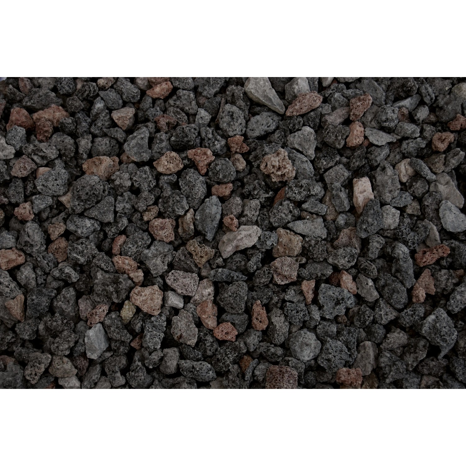 Nahaufnahme von Lavasplitt Glut-Schwarz (8-16mm) im PE-Sack, Zierkies für Garten und Landschaftsbau.