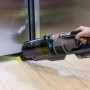 Ryobi Akku-Staubsauger RSVS18BL-0 im Einsatz unter einem Schrank. Handstaubsauger mit Akku.