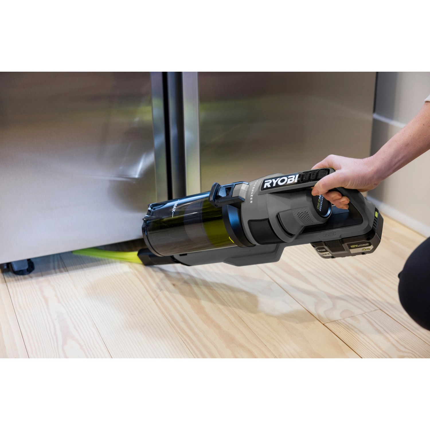 Ryobi Akku-Staubsauger RSVS18BL-0 im Einsatz unter einem Schrank. Handstaubsauger mit Akku.