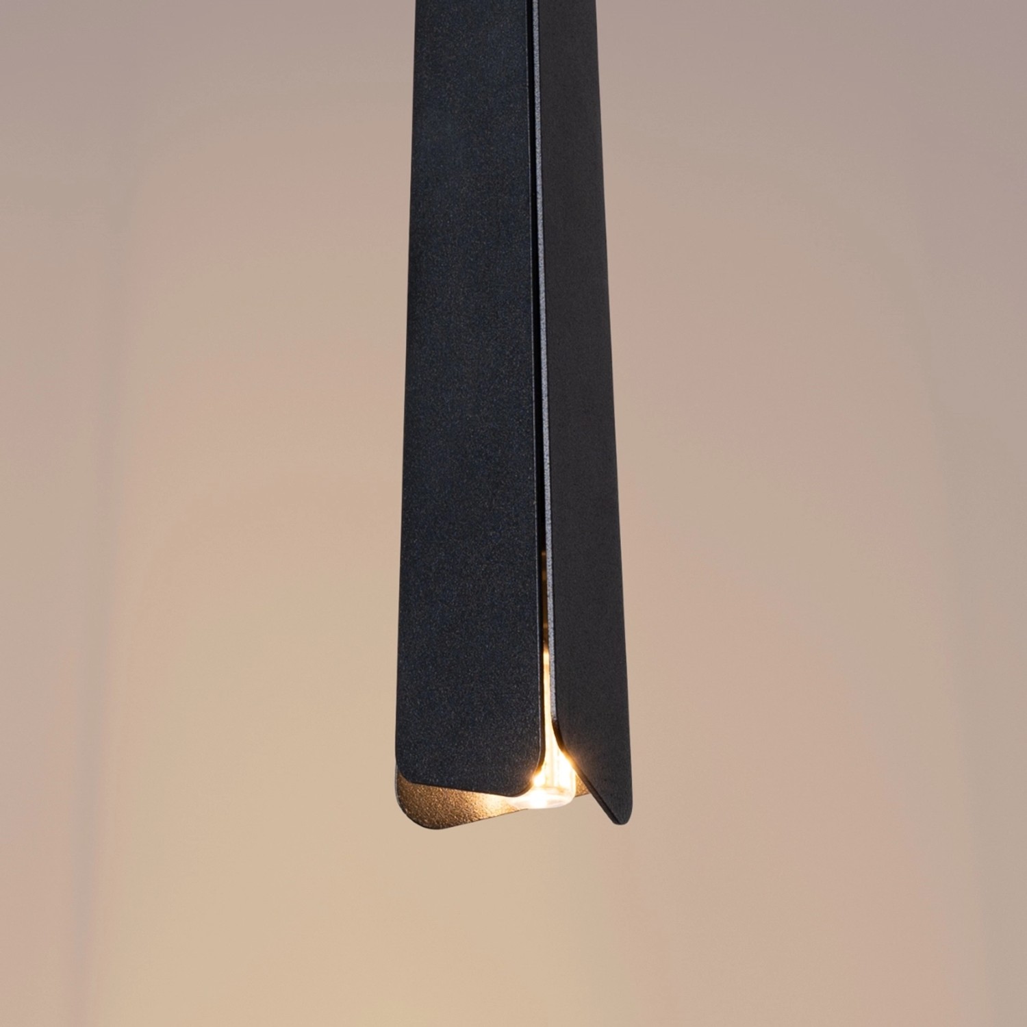 Schwarze Sollux Lighting Hängeleuchte Prysm 1 aus Stahl, minimalistisches Design.