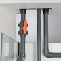 Detailaufnahme der Verrohrung im Unterschrank des Eheim Incpiria Marine 230 Aquariums.