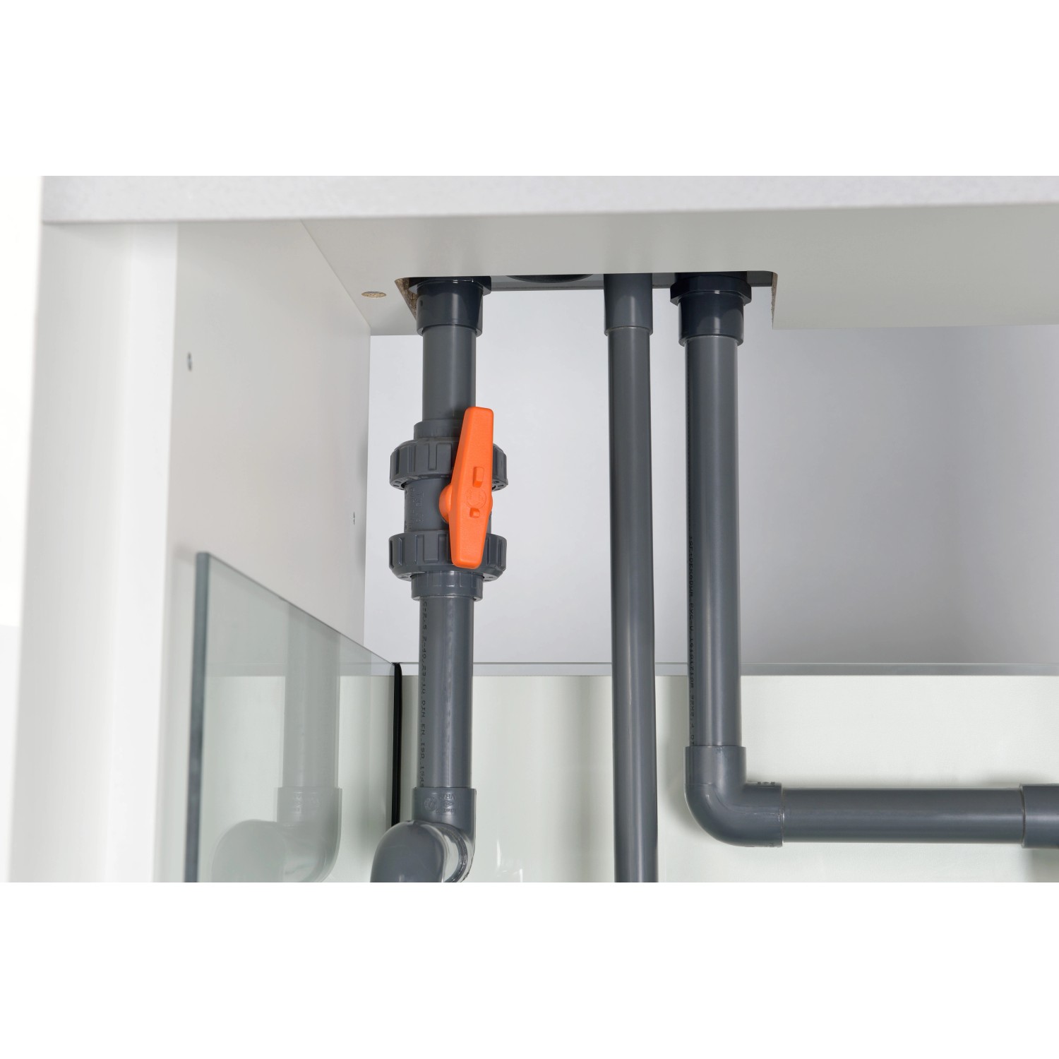 Detailaufnahme der Verrohrung im Unterschrank des Eheim Incpiria Marine 230 Aquariums.