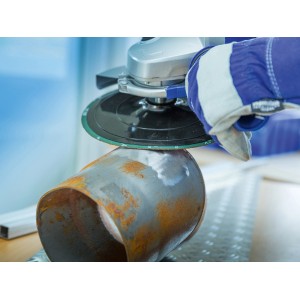 Winkelschleifer mit LUX Fiberscheibe Classic beim Entrosten eines Metallrohrs.