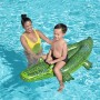 Kind auf Bestway Schwimmtier Krokodil im Pool, grüne aufblasbare Krokodil-Badeinsel.