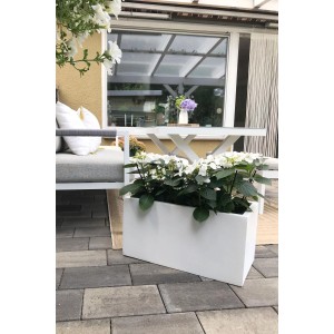Weißer Vivanno Pflanzkübel Maxi (60x30x30 cm) mit Pflanzen auf einer Terrasse.