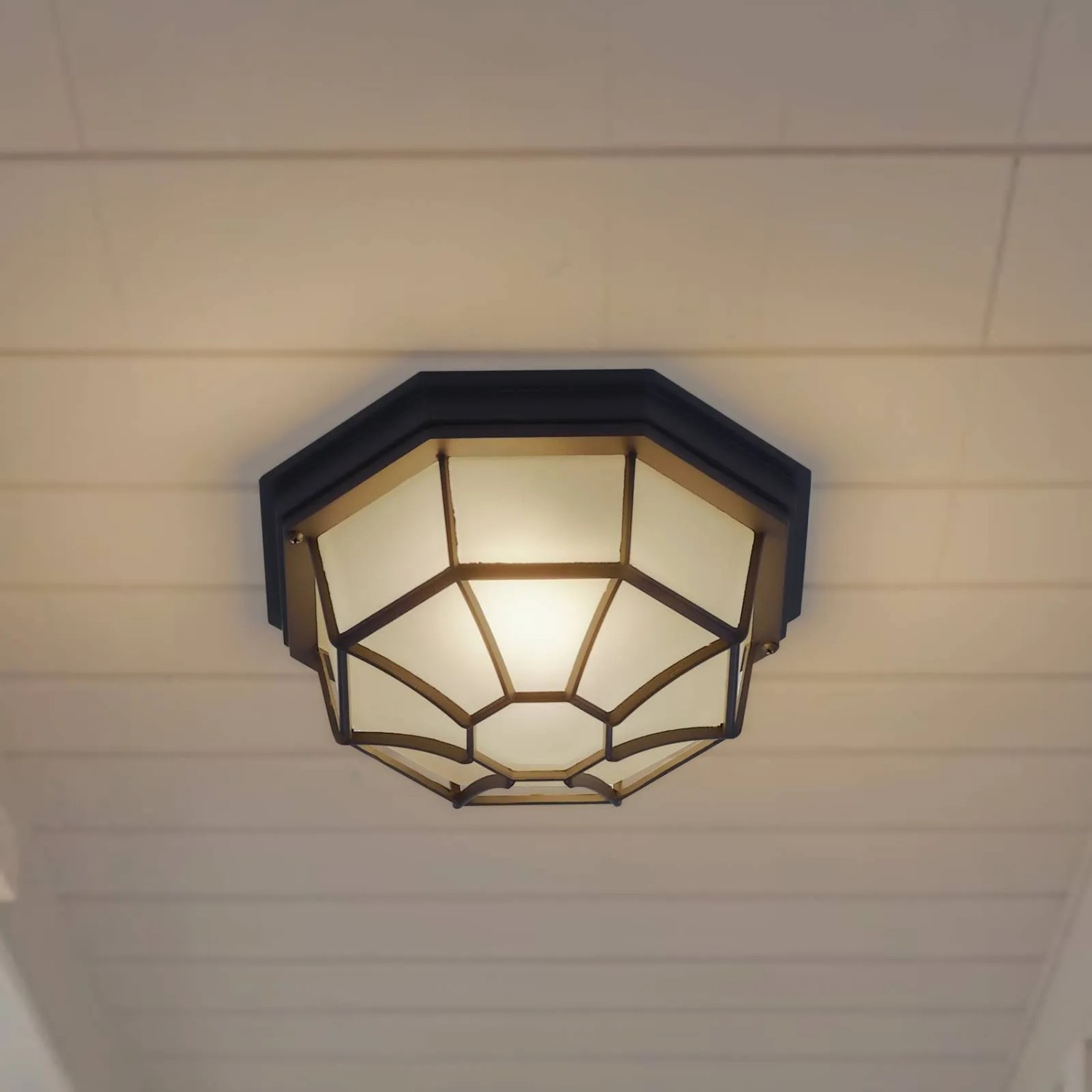 Schwarze Lindby Deckenlampe Idril, spritzwassergeschützt, für Terrasse und Garten.