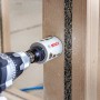 Bosch Lochsäge HSS-Bimetall 83mm im Einsatz an einer Holzwand.