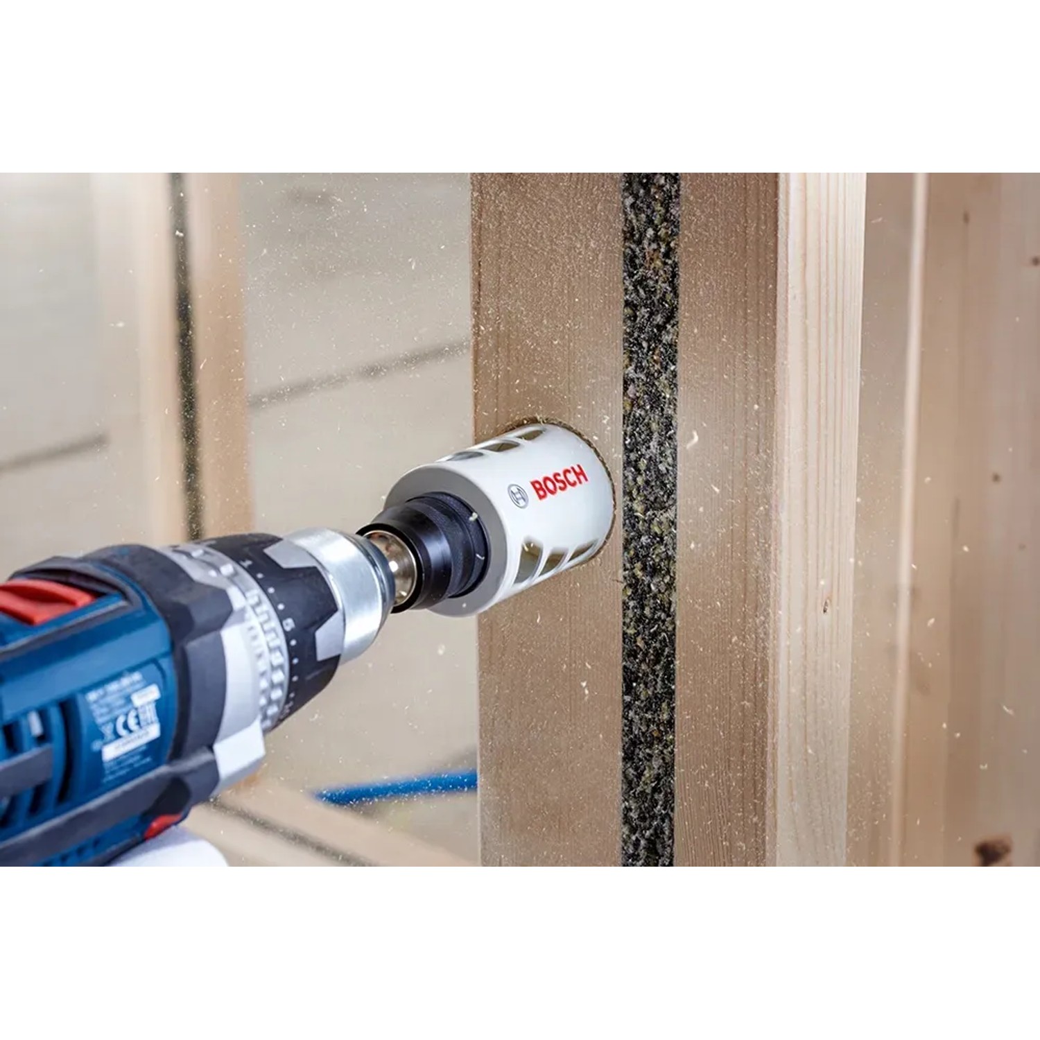 Bosch Lochsäge HSS-Bimetall 83mm im Einsatz an einer Holzwand.