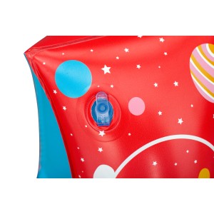 Detailaufnahme: Bestway Schwimmflügel Astro Tiger (5-12 Jahre) mit rotem Muster und blauem Ventil.