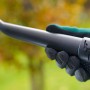 Detailaufnahme: Hand mit Handschuh hält das Rohr des Bosch Akku-Laubbläsers UniversalLeafBlow.