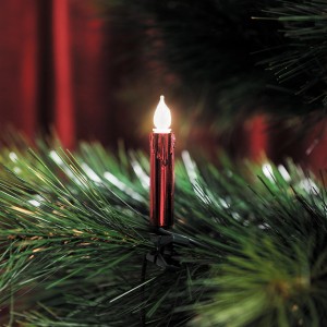 Konstsmide Kerzen-Lichterkette mit 20 roten, gefrosteten Lichtern am Weihnachtsbaum.