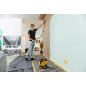 Mann benutzt Wagner Airless Farbsprühsystem Control 150 M zum Wände sprühen.