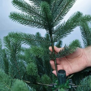 Detailaufnahme: NYVI Weihnachtsbaum Premium 180cm, Spritzguss Voll-PE, zeigt realistische Nadeln und einfache Montage.