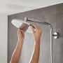 Hansgrohe Crometta Duschbrause-Set mit Thermostat, Chrom, Kopfbrause wird montiert.