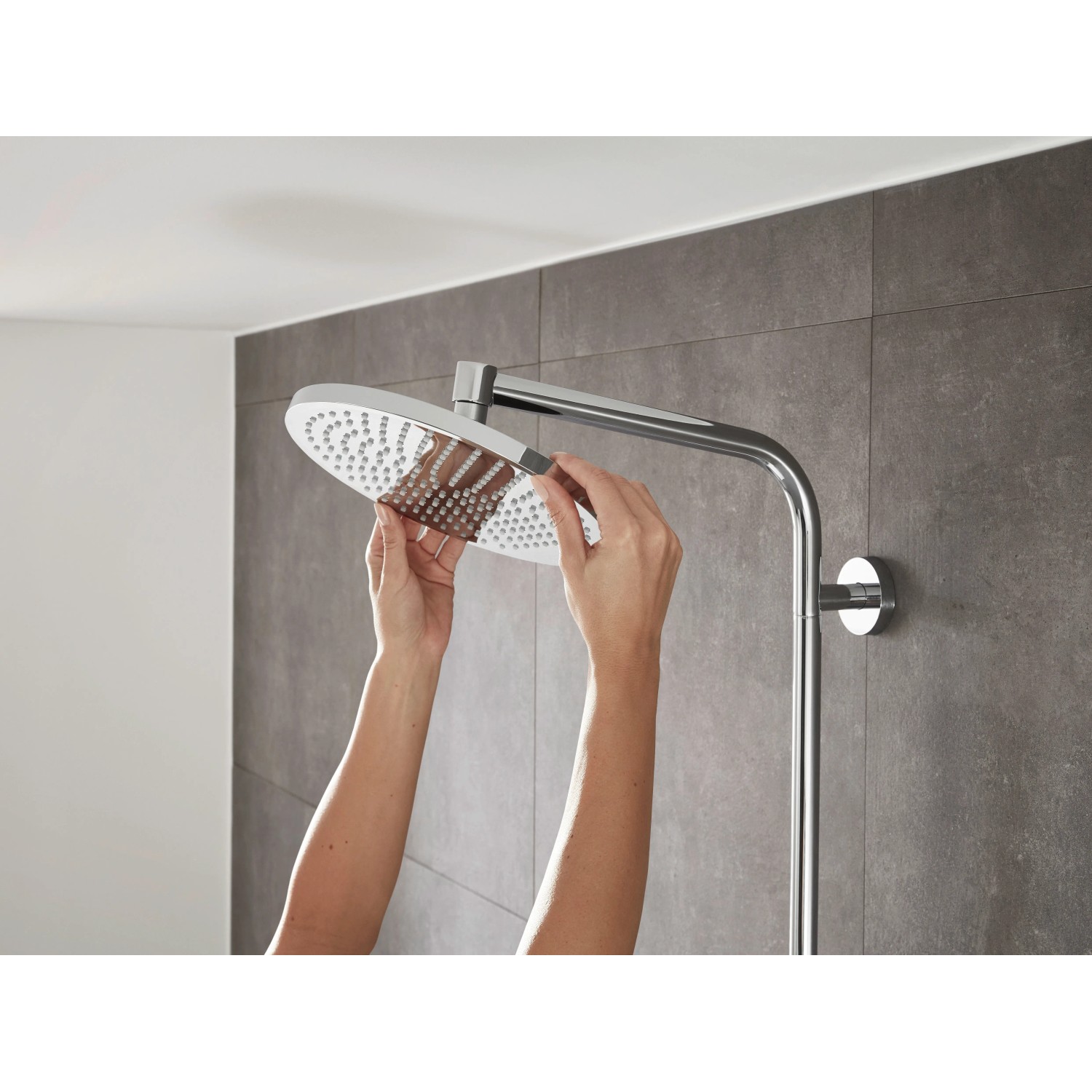 Hansgrohe Crometta Duschbrause-Set mit Thermostat, Chrom, Kopfbrause wird montiert.