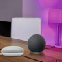 Smarte Osram GU10 LED Lampe mit Farbwechsel und zwei Smart Home Geräten auf einem Tisch.