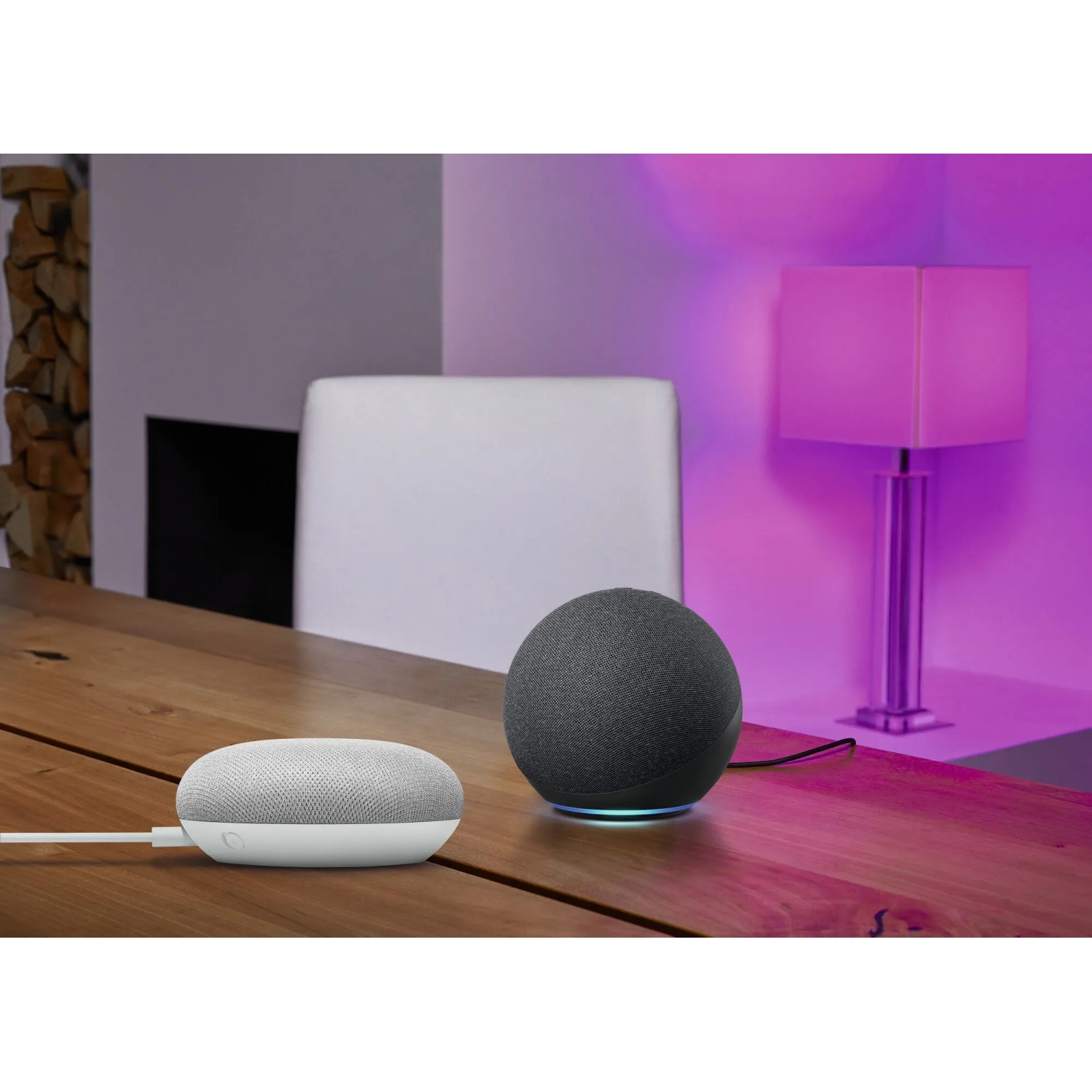 Smarte Osram GU10 LED Lampe mit Farbwechsel und zwei Smart Home Geräten auf einem Tisch.