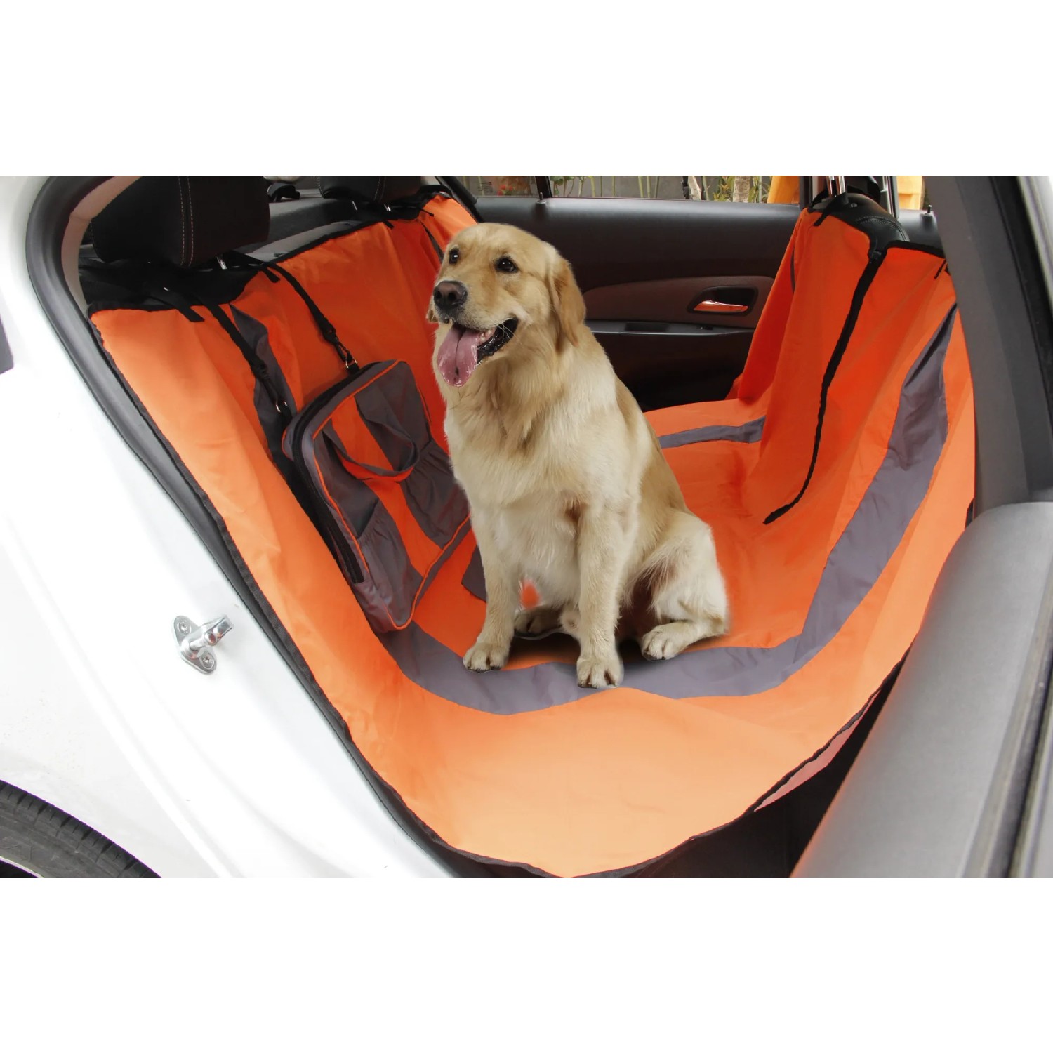 Orangefarbene Hunde-Autoschondecke 160x135 cm mit Hund im Auto.