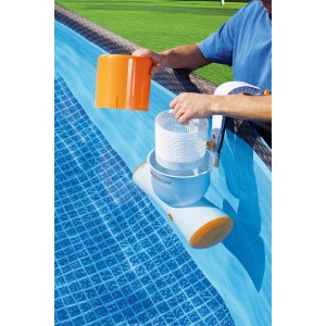 Flowclear Skimatic Poolskimmer mit Filter im Pool, orangefarbener Deckel wird eingesetzt.