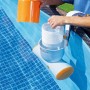 Flowclear Skimatic Poolskimmer mit Filter im Pool, orangefarbener Deckel wird eingesetzt.