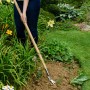 Kent & Stowe Wurzelstecher mit Langstiel im Einsatz im Garten. Unkrautentfernung leicht gemacht.