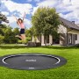 Schwarzes Salta Bodentrampolin Royal Baseground Ø 251 cm mit springender Person im Garten.
