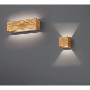 Trio LED-Wandleuchten Brad aus Echtholz und Metall in Nickel antik an grauer Wand.