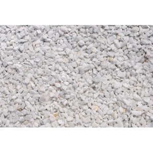 Nahaufnahme von weißem Marmorsplitt Carrara (9-12 mm) als Zierkies.