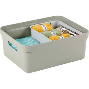 Sunware Sigma Home Aufbewahrungsbox 24 l in Grün, gefüllt mit Wolle und Textilien.