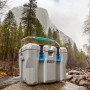 Graue Lifetime Kühlbox Campingbox (26,5 Liter) mit Tragegriff und blau Akzenten vor Naturkulisse.