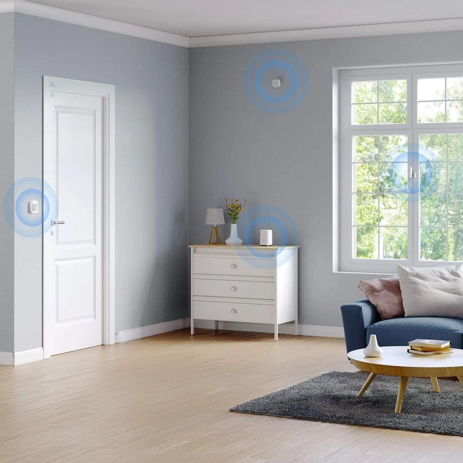 Eufy Alarm-Set 5-teilig im Wohnraum: Bewegungssensor, Eingangssensoren und HomeBase für die Kameraüberwachung.