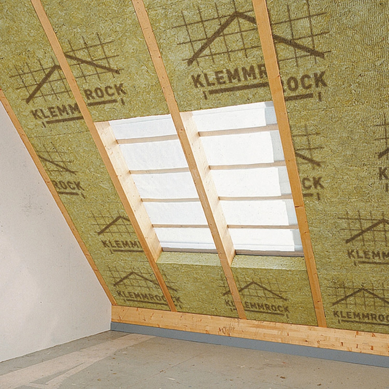 Rockwool Klemmrock Dämmwolle im Dachstuhl, WLG 035, 120 mm. Steinwolle für Wärme- und Schallschutz.