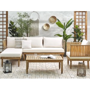 Cremeweißes Beliani Lounge Set CREMONA aus Akazienholz mit Sofa, Sessel und Tisch für den Garten.