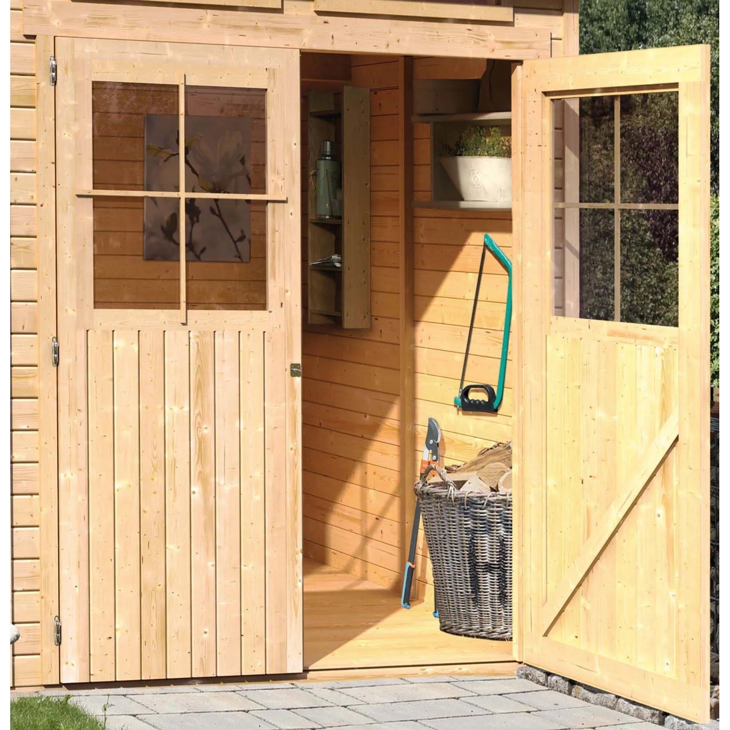 Offenes Karibu Holz-Gartenhaus Egersund mit Pultdach, naturbelassen, mit Gartengeräten.