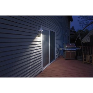 Mr. Beams LED-Außenstrahler 2er-Pack, weiße Batterieleuchte mit Bewegungsmelder an Hauswand.