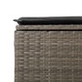 Detailaufnahme eines grauen Gartenmöbel-Hockers aus Polyrattan mit dunklem Kissen, Teil einer vidaXL Sofagarnitur.