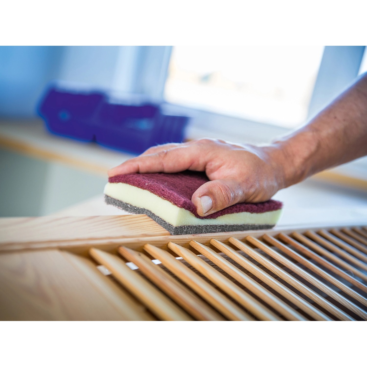 Hand schleift Holz mit LUX Schleifvlies-Set Comfort K320/K400. Schleifmittel für feine Arbeiten.