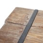Nahaufnahme der Sitzfläche einer Garderobenbank aus rustikalem Tannenholz mit dunklem Metallstreifen im Industrial Look.