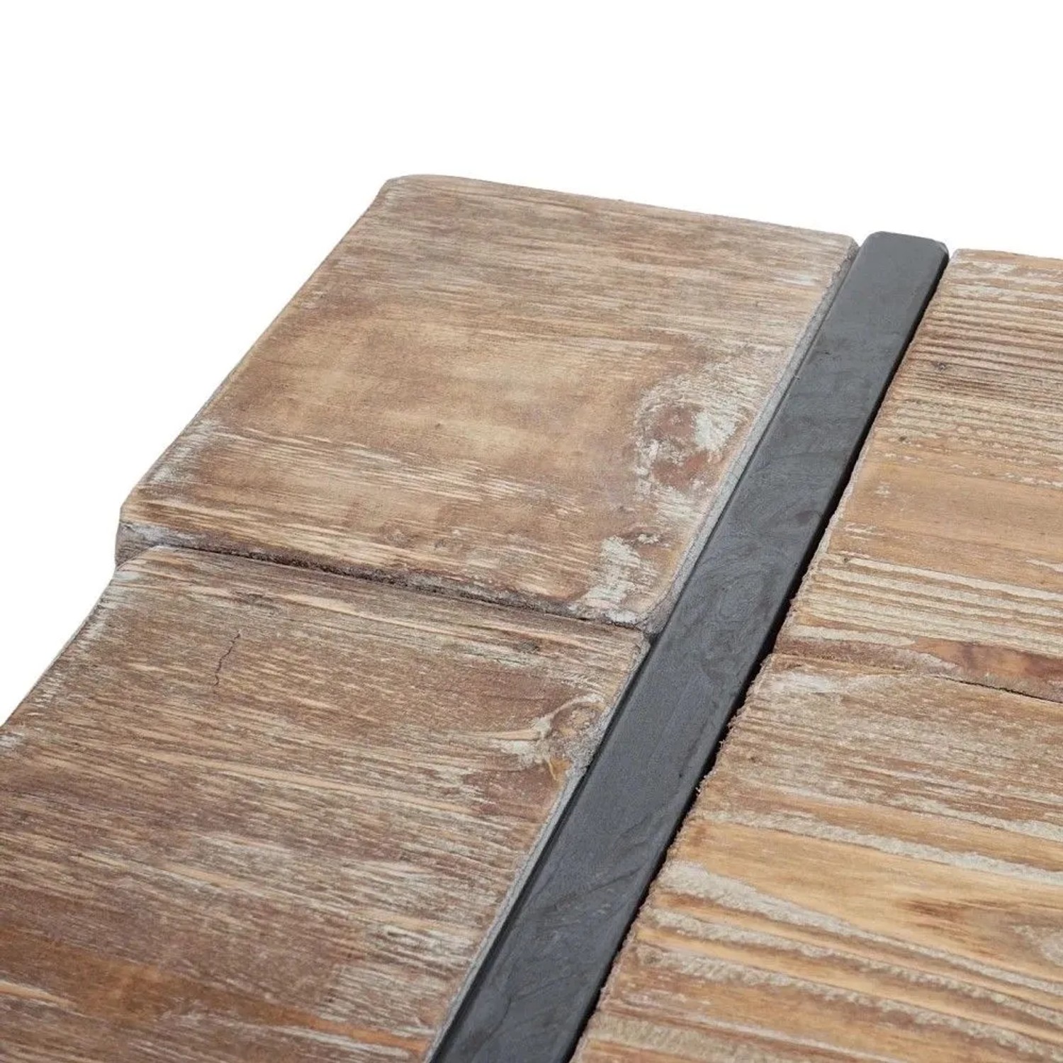 Nahaufnahme der Sitzfläche einer Garderobenbank aus rustikalem Tannenholz mit dunklem Metallstreifen im Industrial Look.
