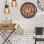 Zwei goldfarbene Näve Pendelleuchten Glas Alex im Industrial-Stil über einem Beistelltisch.