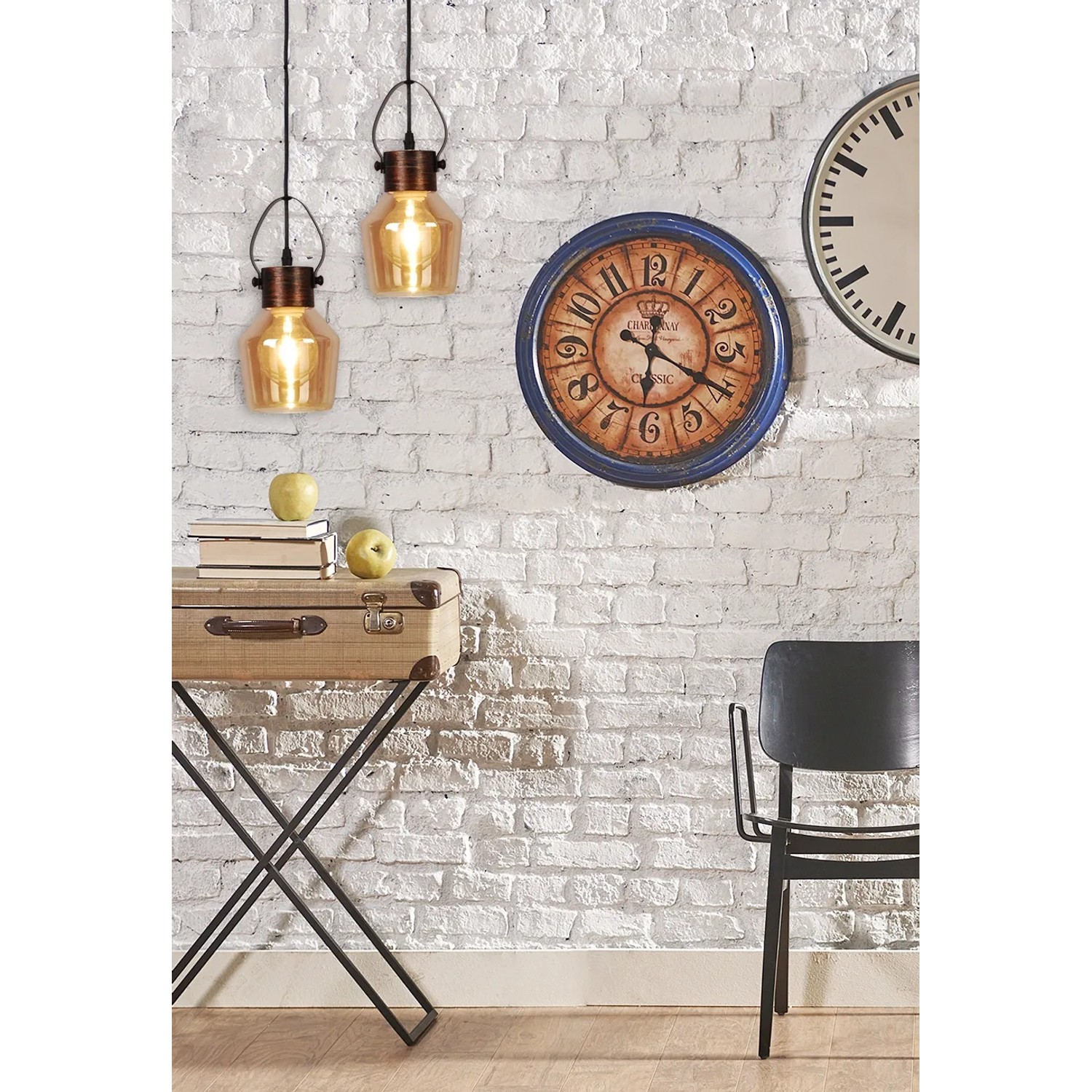 Zwei goldfarbene Näve Pendelleuchten Glas Alex im Industrial-Stil über einem Beistelltisch.