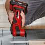 Einhell Multitool mit montiertem Sägeblatt im Einsatz beim Sägen eines Werkstücks.