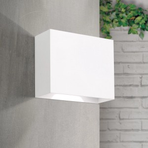 Weiße, moderne LED Außen Wandleuchte mit Up- und Downlight an grauer Wand. Rechteckige Form, IP65 Schutz. Ideal für Garten & Terrasse.
