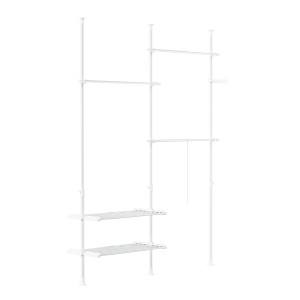 Weißer SoBuy Teleskop Kleiderständer mit 3 Stangen und 2 Ablagen.