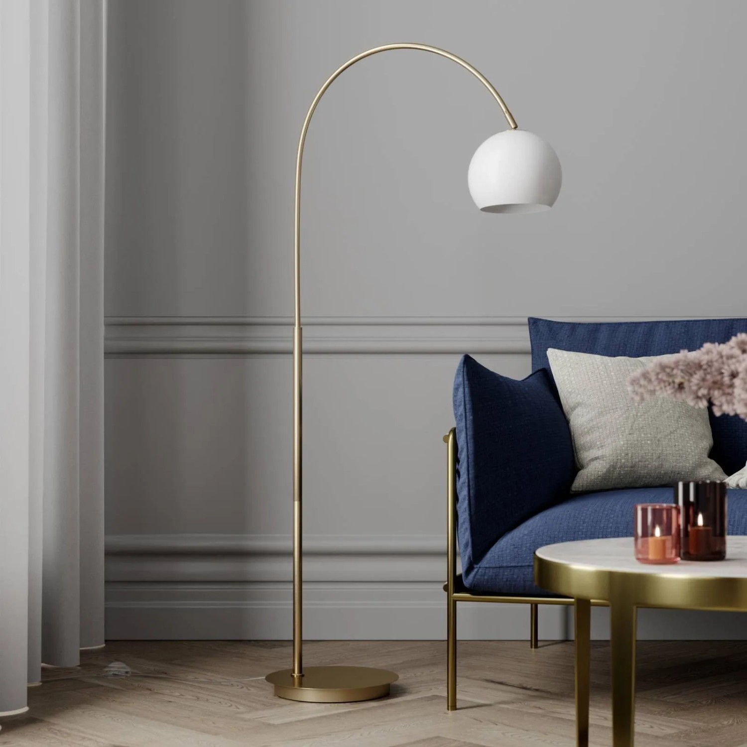 Moderne Bogenlampe Cynthia in Gold/Messing mit weißem Glasschirm für Wohnzimmer.